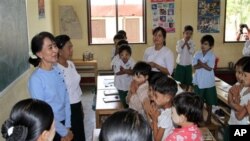 ေဒၚေအာင္ဆန္းစုၾကည္ဟာ သူမရဲ့ မဲဆႏၵနယ္ေျမ ေကာ့မႉး ၿမိဳ႕နယ္အတြင္းက စာသင္ေက်ာင္းေတြ ကို သြားေရာက္စဥ္။