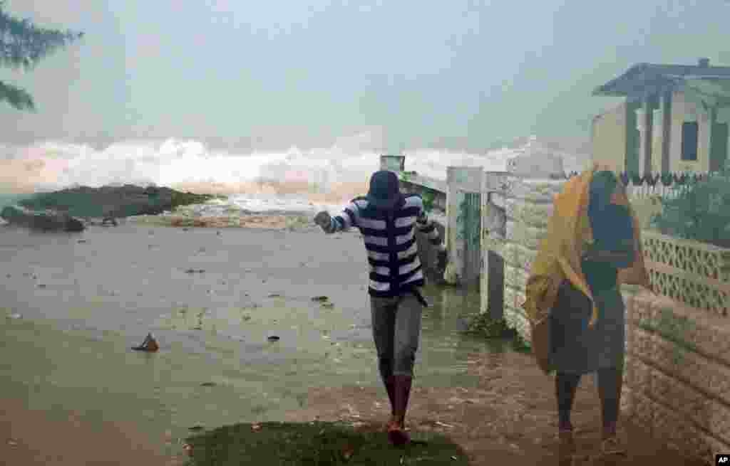 جمیکا کے مشرقی علاقے گنگز ٹن کے لوگ طوفان سے قبل محفوظ مقامات کی طرف جارہے ہیں
