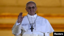 13일 성 베드로 대성당 발코니에 모습을 드러낸 새 교황 프치스코 1세.