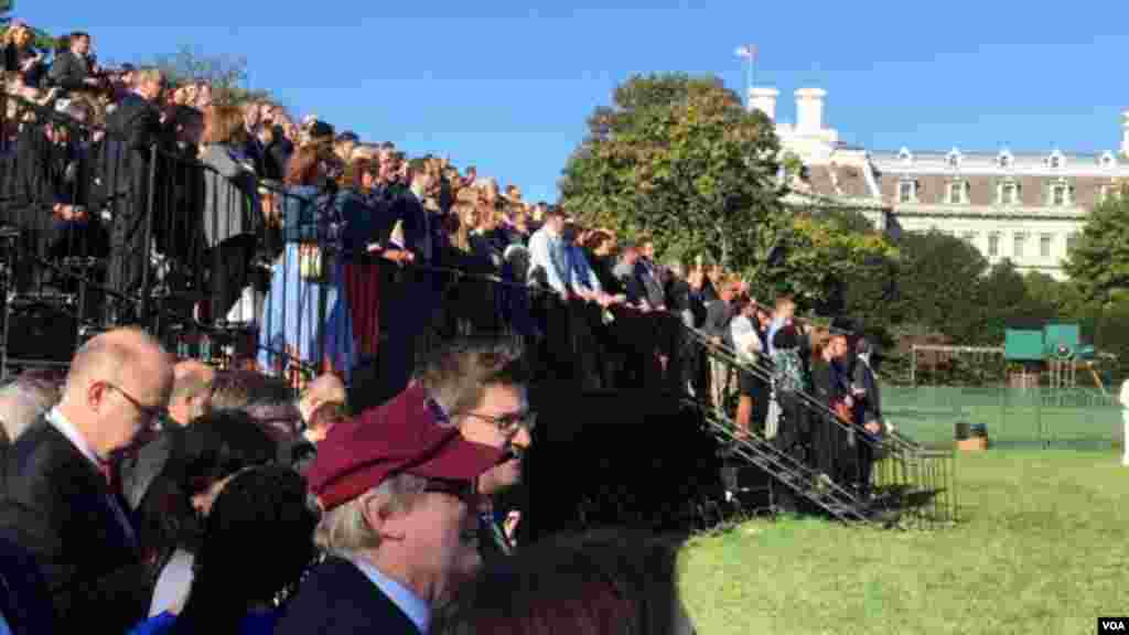 According to White House estimates, there were about 11,000 guests on the South Lawn for the ceremony welcoming Pope Francis, Sept. 23, 2015. (Aru Pande/VOA)