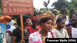 La population acceuille le secrétaire général Antonio Guterres de l'ONU à Bangassou, en Centrafrique, le 25 octobre 2017. (VOA/Freeman Sipila)