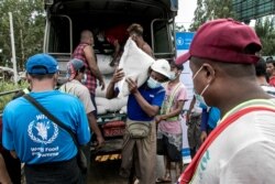 Banntuan pangan yang didistribusikan oleh Program Pangan Dunia (WFP) untuk komunitas miskin di pinggiran Yangon, Myanmar, 21 Mei 2021. (AFP)