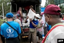 Banntuan pangan yang didistribusikan oleh Program Pangan Dunia (WFP) untuk komunitas miskin di pinggiran Yangon, Myanmar, 21 Mei 2021. (AFP)