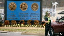 Retén en las afueras de la Agencia de Seguridad Nacional en Fort Meade, Maryland, donde el lunes se registró un extraño tiroteo.