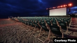 Ecran de projection en plein air au Festival de Cannes 2021.