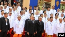 Cambodian King Norodom Sihamoni (in middle) in group photo with ruling members of National Assembly on first session. (Photo: VOA Khmer)