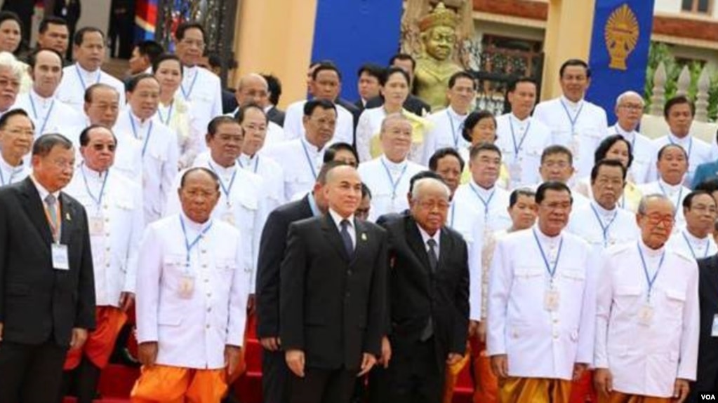 រូបភាពឯកសារ៖ ព្រះមហាក្សត្រនរោត្តម សីហមុនីយាងថតរូបជាមួយសមាជិកគណបក្សកាន់អំណាចនៅក្នុងកិច្ចប្រជុំដំបូងរបស់សភានៅអាណត្តិទី៥។