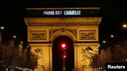 Salah satu ikon bangunan kota Paris 'the Arc de Triomphe' menampilkan tulisan "Paris is Charlie" untuk menghormati korban penembakan di kantor tabloid Charlie Hebdo (9/1). 