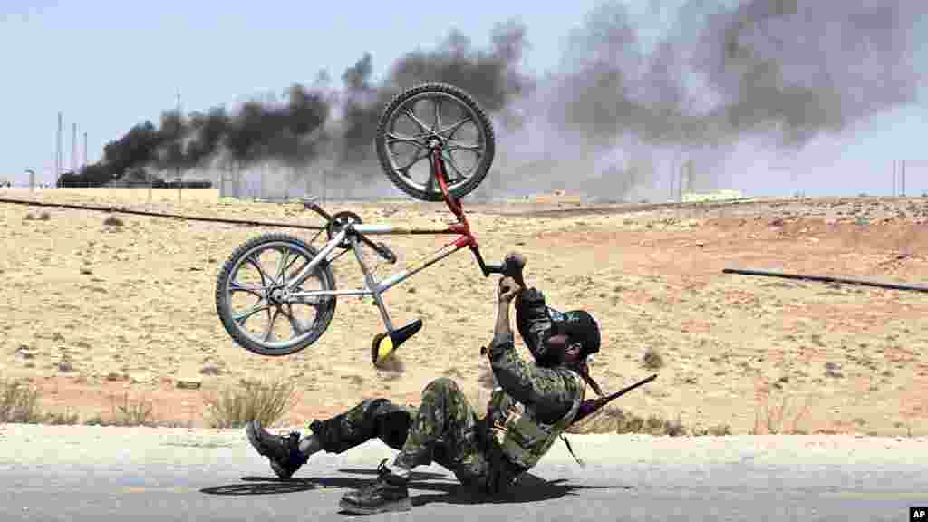 Un rebelle célèbre la libération d&#39;al-Qawalish, à 100 kilomètres au sud-ouest de Tripoli, en Libye, après six heures de combat, 6 juillet 2011.