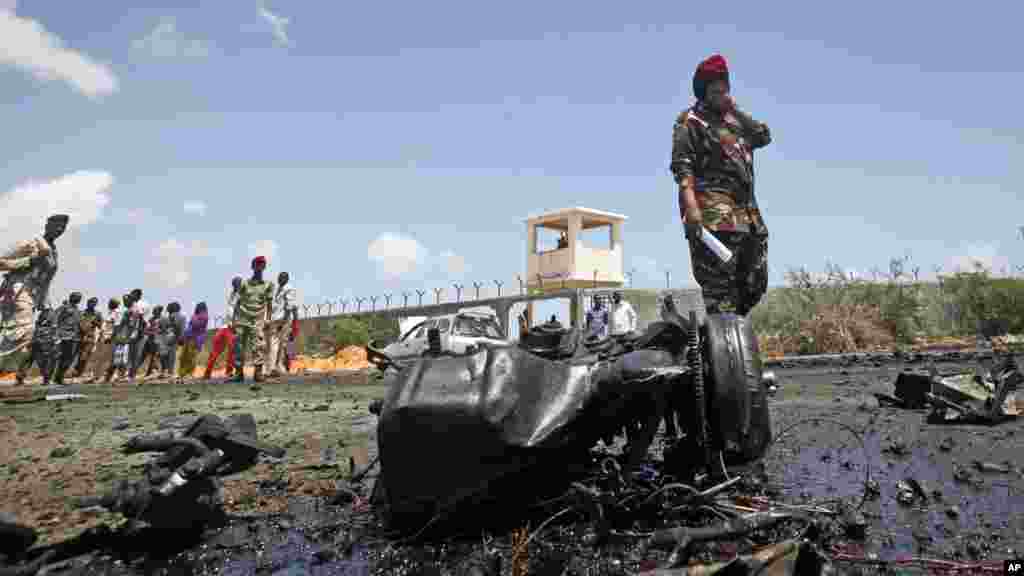 حضور نیروهای امنیتی سومالی در محل حمله به کاروان نظامی اتحادیه اروپا در شهر موگادیشو، پایتخت سومالی&nbsp; &nbsp;