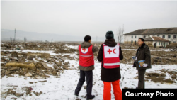 국제적십사자(IFRC) 직원들이 지난 2016년 북한의 수해 지역을 방문해 피해 상황을 둘러보고 있다. 사진 출처 = IFRC.