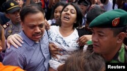 Relatives of Australian death-row prisoner Myuran Sukumaran react as they arrive at Wijayapura port to visit the prison island of Nusa Kambangan in Cilacap, Central Java, Indonesia, April 28, 2015.