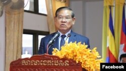 លោកឧបនាយករដ្ឋមន្ត្រី ស ខេង ឡើងថ្លែងសុន្ទរកថានៅសាលាខេត្តប៉ៃលិន កាលពីថ្ងៃទី២១ ខែធ្នូ ឆ្នាំ២០២០។ (រូបថត៖ ទំព័រហ្វេសប៊ុកលោក ស ខេង) 