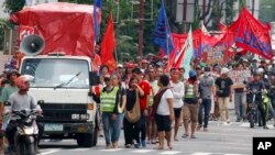 菲律宾群众在中国驻菲使馆外抗议 （美联社）（2017年）