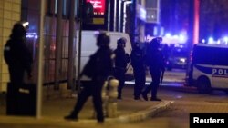 Fuerzas especiales de la policía francesa aseguran un área durante una operación policial donde el presunto pistolero, Cherif Chekatt, quien mató a tres personas en un mercado navideño en Estrasburgo, fue asesinado en el distrito de Meinau en Estrasburgo, Francia. Dic.13, 2018.