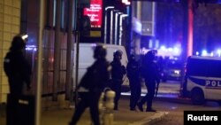 Les forces spéciales de la police françaises sécurisent la zone, où le tireur Cherif Chekatt, a été tué dans le quartier de Meinau à Strasbourg, le 13 décembre 2018. REUTERS / Christian Hartmann.