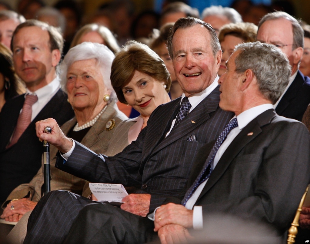 2009年1月7日，在白宮東廳的表彰光點機構的招待會上，左起：老布什的兒子尼爾·布什; 前第一夫人芭芭拉·布什; 第一夫人勞拉·布什; 前總統喬治·H·W·布什，總統喬治·W·布什。