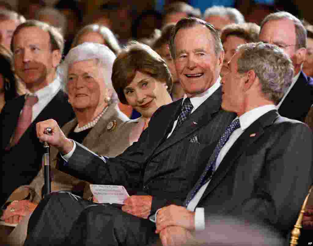 President George W. Bush, right, sits with, from left, his brother Neal Bush; his mother, former first lady Barbara Bush; his wife first lady Laura Bush; and father, former President George H.W. Bush, as they take part in a reception in honor of the Point