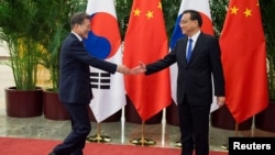 韩国总统文在寅与中国国务院总理李克强握手 (2017年12月15日)