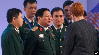 Bộ trưởng Quốc phòng Việt Nam Ngô Xuân Lịch (trung tâm) tại cuộc họp Các Bộ trưởng ASEAN hôm 25/10/2017 ở Manila, Philippines. Ông Lịch sẽ phát biểu tại một phiên họp của Đối thoại Shangri-La ở Singapore hôm 1/6.