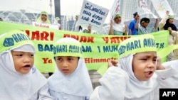 Anak-anak berpartisipasi dalam demonstrasi memprotes kekerasan terhadap anak-anak, Jakarta, 30 Januari 2006. (Foto: AFP)