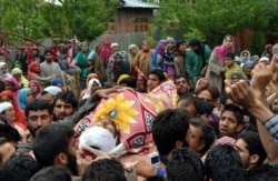 Prosesi pemakaman Aijaz Ahmed Reshi, mantan militan Harkat-ul-Mujahidin, yang ditembak mati oleh orang-orang bersenjata tak dikenal di Sopore, Kashmir, 15 Juni 2015. (Tajamul Lone untuk VOA News)