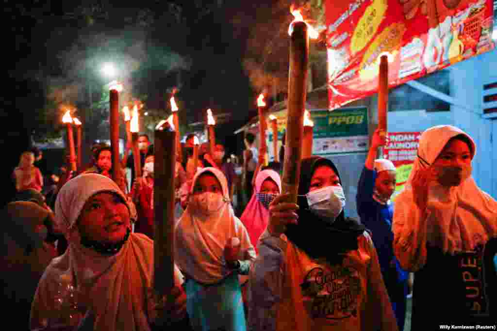 روشن کردن مشعل به مناسب ختم ماه رمضان و تجلیل از عید فطر در شهر جاکارتا اندونیزیا