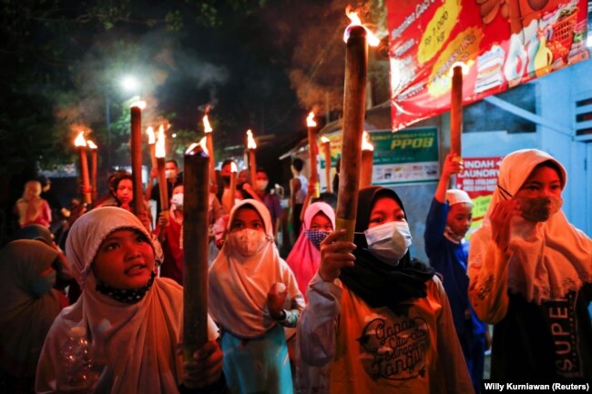 جکارتہ میں بچیاں چاند رات کے موقع پر ماہ صیام کو الوداع کہہ رہی ہیں۔ 13 مئی 2021