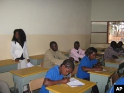 Sala de aula numa escola de Malanje