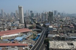 Jembatan JJ terlihat sepi saat pemerintah memberlakukan lockdown di tengah meningkatnya kasus virus COVID-19 di Mumbai, 10 April 2021. (Foto: Punit PARANJPE / AFP)