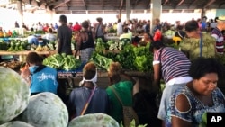 Kegiatan pasar tradisional di Pasar Honiara di Ibu Kota Kepulauan Solomon, Honiara, 24 November 2018. Solomon baru saja meresmikan hubungan diplomatik dengan China.