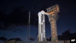 Une fusée avec le vaisseau spatial CST-100 Starliner de Boeing à bord se trouve au Space Launch Complex 41 avant la mission Orbital Flight Test, mercredi 18 décembre 2019 à Cap Canaveral en Floride. 