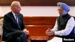 Wapres AS Joe Biden (kiri) bertemu dengan PM India Manmohan Singh di New Delhi hari Selasa (23/7).