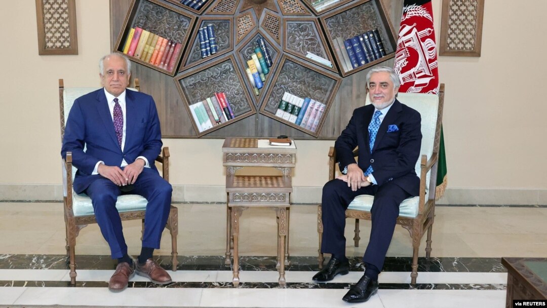 AQShning Afg'oniston bo'yicha maxsus vakili Zalmay Halilzod Kobulda mamlakat Bosh vaziri Abdulla Abdulla bilan, 1-mart, 2021