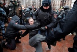 Agentes del orden detienen a un hombre durante una manifestación en apoyo del líder opositor ruso encarcelado Alexei Navalny en Moscú, Rusia, el 23 de enero de 2021.