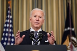 Presiden AS Joe Biden memberikan sambutan di Ruang Jamuan Kenegaraan Gedung Putih, Senin (15/3).