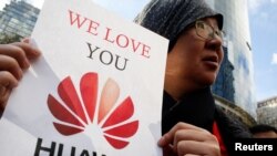 Lisa Duan, wata 'yar Chin tana nuna goyon bayan Huawei