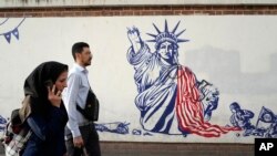 Antiamerički mural na zidu bivše američke ambasade u Teheranu, 19. avgusta 2023. (Foto: AP/Vahid Salemi)