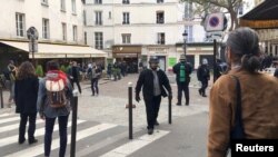 Alexandre Benalla, pengawal keamanan utama Presiden Perancis Emmanuel Macron, berjalan seusai bentrok dengan demonstran pada hari Buruh di Paris, Perancis, 1 Mei 2018. (Courtesy of SONIA/via REUTERS/Socmed-videograb)