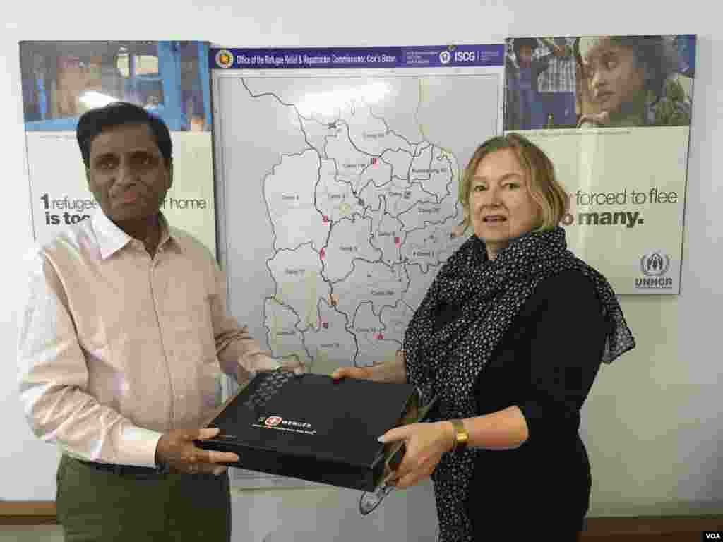 Amanda presents a gift to Mohammed Abul Kalam, Bangladesh’s Refugee Relief and Repatriation Commissioner.