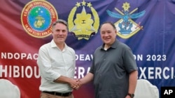 资料图：菲律宾国防部长吉尔伯特·特奥多罗（Gilberto Teodoro，右）会见到访的澳大利亚防长。（菲律宾国防部照片）