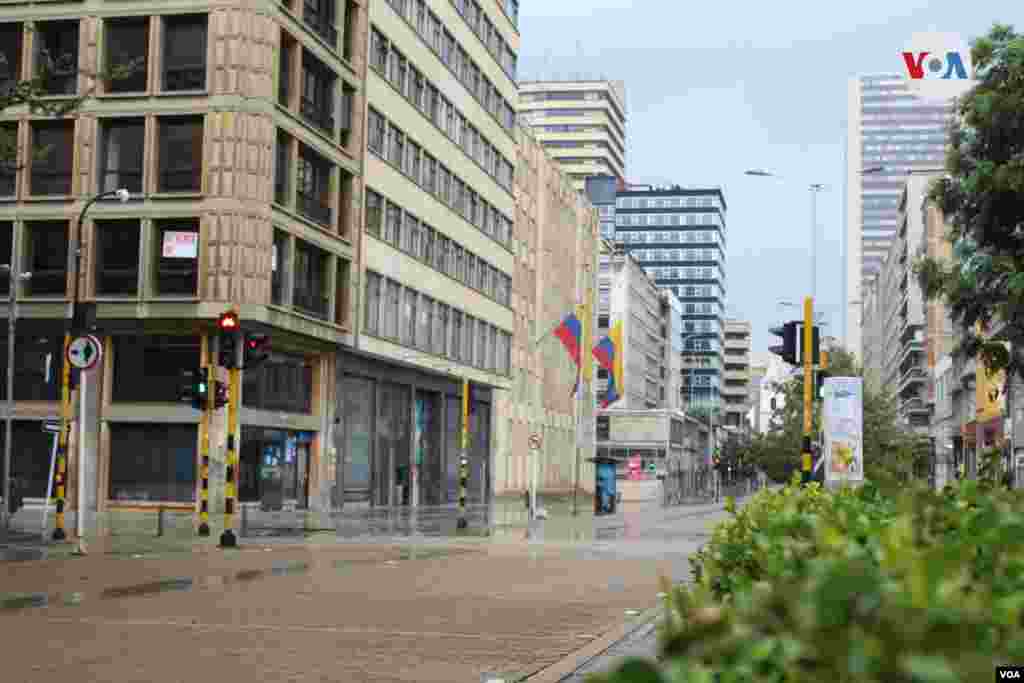 La carrera Séptima es comúnmente el punto peatonal más largo de la ciudad; el viernes permaneció en completa soledad.