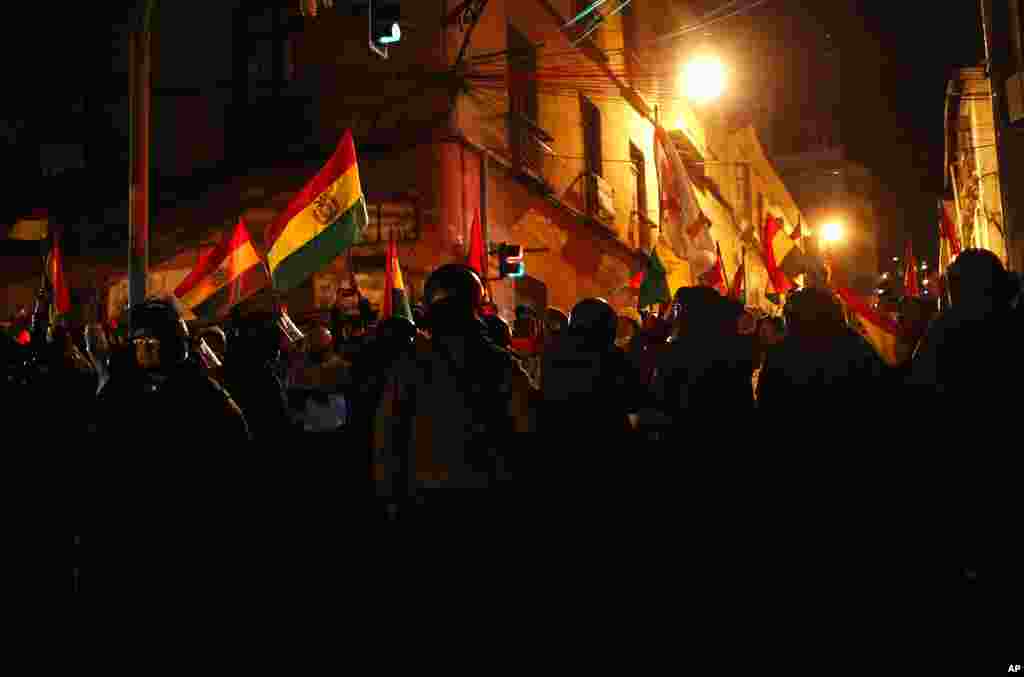 El viernes, un cordón de policías bloquea el paso de manifestantes para que no lleguen al palacio de gobierno durante una protesta contra la reelección del presidente Evo Morales.