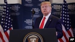 El presidente de EE.UU., Donald Trump, habla durante una conferencia de prensa en el Foro Económico Mundial en Davos, Suiza, el miércoles, 22 de enero de 2020.