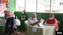 Ciudadanos registrándose para votar el próximo 7 de noviembre. [Foto: VOA/Houston Castillo]