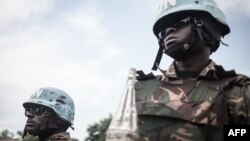 Des soldats tanzaniens de la Minusca, la mission de maintien de la paix de l'ONU en République centrafricaine patrouillent la ville de Gamboula le 6 juillet 2018.