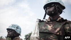 Des soldats tanzaniens de la Minusca patrouillent la ville de Gamboula le 6 juillet 2018.