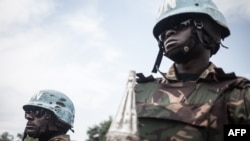 Des soldats tanzaniens de la mission de maintien de la paix de l'ONU en République centrafricaine (MINUSCA) patrouillent la ville de Gamboula, le 6 juillet 2018.