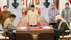 Presiden Prabowo Subianto menyaksikan penandatangan nota kesepahaman Pengembangan Proyek Hunian 1 Juta Unit antara Menteri PKP Maruarar Sirait dengan Investor Perumahan (SHK) Kerajaan Qatar Yang Mulia Sheikh Abdulaziz di Istana Merdeka, Jakarta, Rabu (8/1). (Biro Setpres)