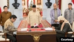 Presiden Prabowo Subianto menyaksikan penandatangan nota kesepahaman Pengembangan Proyek Hunian 1 Juta Unit antara Menteri PKP Maruarar Sirait dengan Investor Perumahan (SHK) Kerajaan Qatar Yang Mulia Sheikh Abdulaziz di Istana Merdeka, Jakarta, Rabu (8/1). (Biro Setpres)